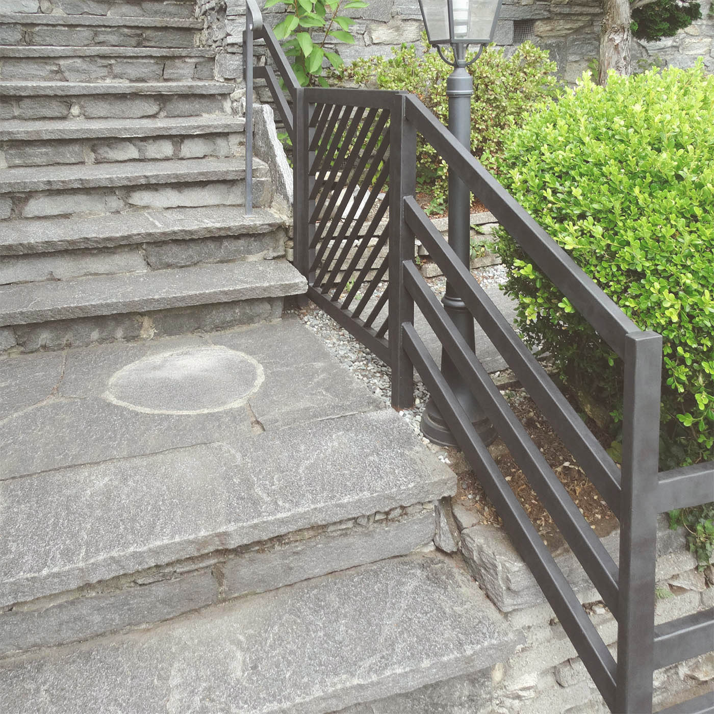 immagine di cancello verniciato di nero